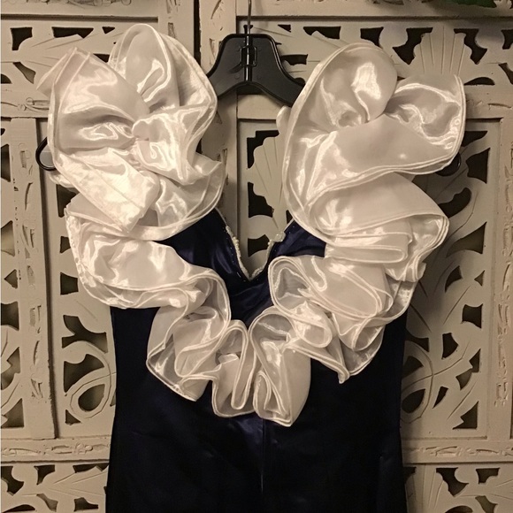 VINTAGE VERY PRETTY MIDNIGHT BLUE WITH WHITE POOFY SHOULDERS PROM DRESS GOWN - Picture 7 of 7